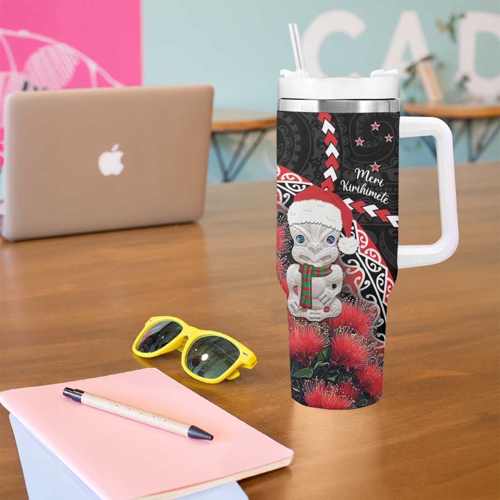 New Zealand Christmas Meri Kirihimete Santa Hei Tiki Pohutukawa Custom Stanley Cup 40 oz 30 oz Tumbler With HandleTVC2301358 - Image 5